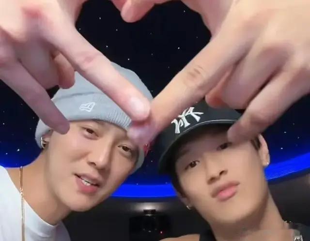 鹿晗连开两场直播被吐槽静坐在那里看打赏嘴角笑容抑制不住