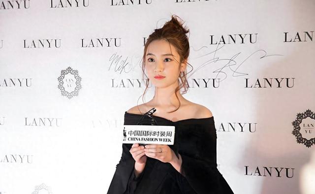 8岁爱上老师，12岁官宣恋情，如今改行当演员的她过得怎么样