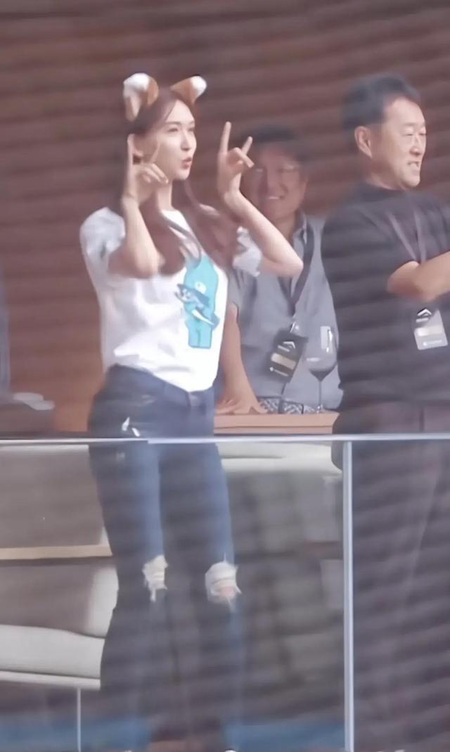 林志玲独自看棒球赛活泼似少女，可脸很老小腹隆起胯变宽毫无气质