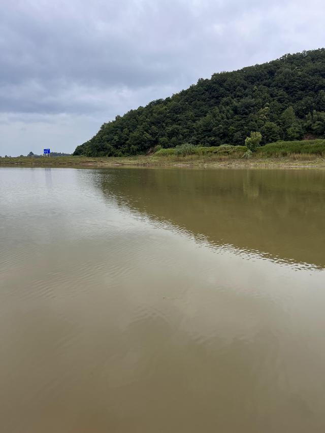 夏天是钓鱼的好季节 天气容易突变，天气 气压温度都是影响钓鱼鱼获