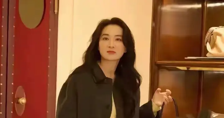 贾玲已经完全是另一个人了，不再肥胖搞笑，而是高冷时尚！ ???