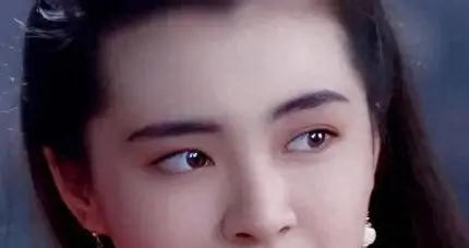 58岁王祖贤罕见露面，打扮低调声音甜美，眼睛一大一小令人担忧