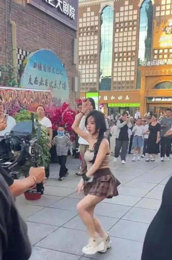 冯提莫在新疆大巴扎游唱，上身丰满下身骨感，化大浓妆显脏！