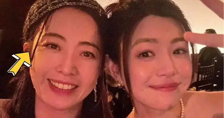 甘比晒和陈妍希的合影，她眼角皱纹明显，她戴自己织的钩针帽贵气