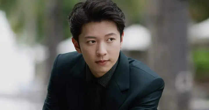 恭喜！TVB前知名男星在香港买房，娶富婆妻子遭质疑吃软饭