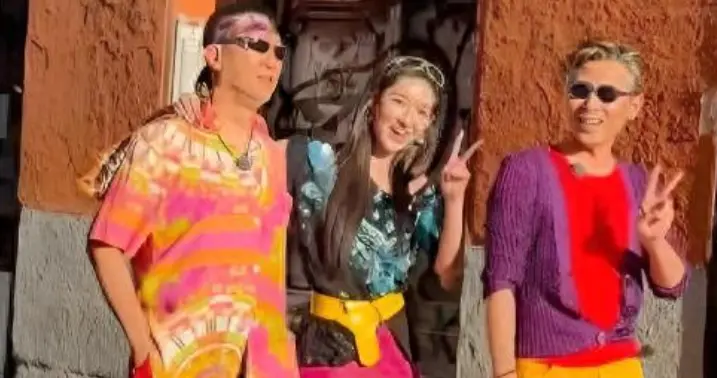 54岁孙红雷与50岁李乃文 28岁王玉雯现身街头，三人穿着鲜艳 好时髦