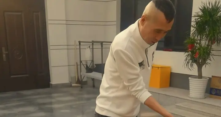 条子哥韩兆乔迁新居，北京6环外村里安家，装修豪华，请吃烤全羊