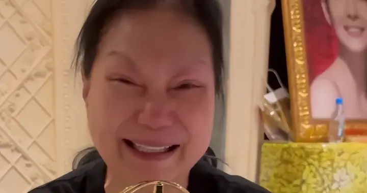 S妈手捧金钟奖落泪！家中大S遗像疑曝光，相框旁放杂物惹争议