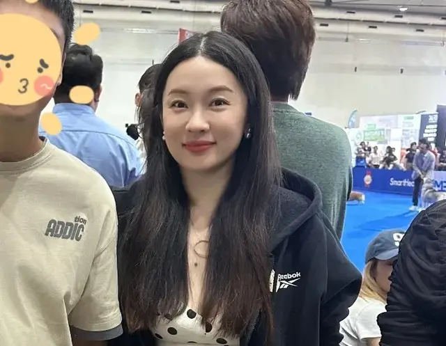 霍思燕带嗯哼现身泰国参加犬展，穿长裙状态少女，但背影还是显壮