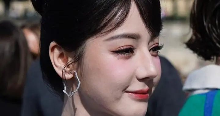 热巴时装周用力过猛，生图妆容显脏还卡粉，真实皮肤状态不佳