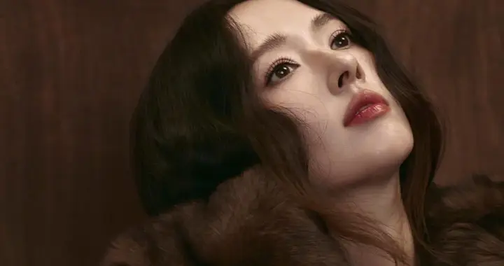 郭碧婷穿皮草拍大片，她戴整套黄金首饰很贵气，连生两胎不敢露腰