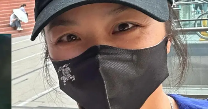 46岁汤唯坐飞机到杭州，一个人拖行李箱，打扮朴素，看不出是明星