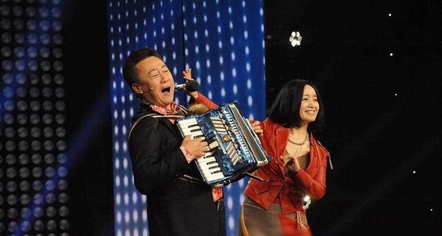 她上4次春晚，和恩师同居怀孕，被骗流产，如今56岁依然单身！