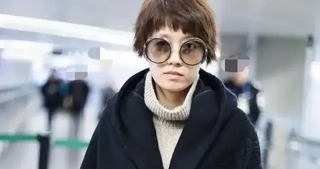 马伊琍的气质真是出挑！穿黑大衣+高领毛衣+九分裤 时髦洋气又高级