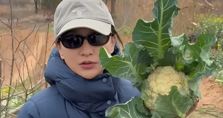 周迅回老家浙江衢州，去同学家吃火锅，蹲地里摘菜干活很麻利