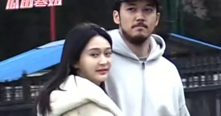 不藏了！陈冰挺孕妇和陈牧驰牵手逛街，陈冰抱着陈牧驰取暖 太甜了