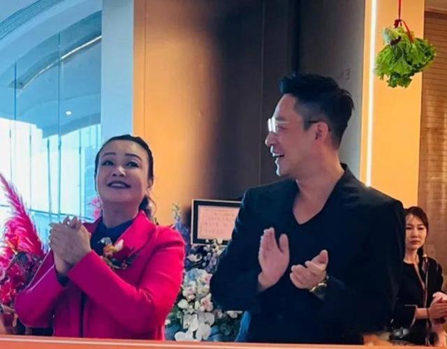 张兰|现实版你管我叫爸，我管你叫哥，张兰疑似有新恋情，汪小菲怎么办