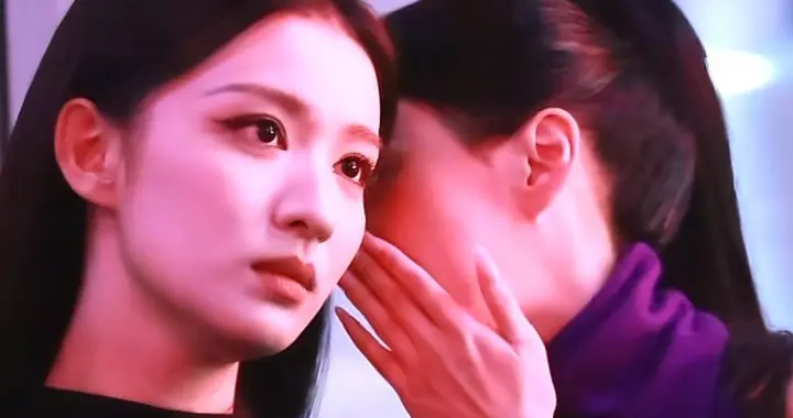 26岁王楚然与23岁包上恩同框！脸真权威，两人捂嘴说悄悄话好开心