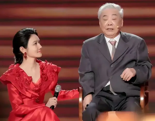 央视主持人龙洋：红裙主持国庆晚会，优雅大方