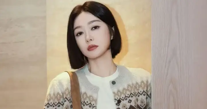 46岁秦岚换发型后大回春！穿提花开衫+棕色工装裤 时髦减龄又高级