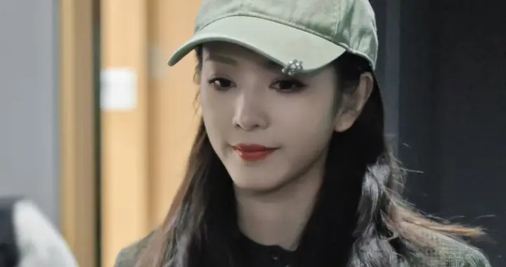 李云霄现身机场，长发配卡其棒球帽，格纹西装穿出慵懒高级感