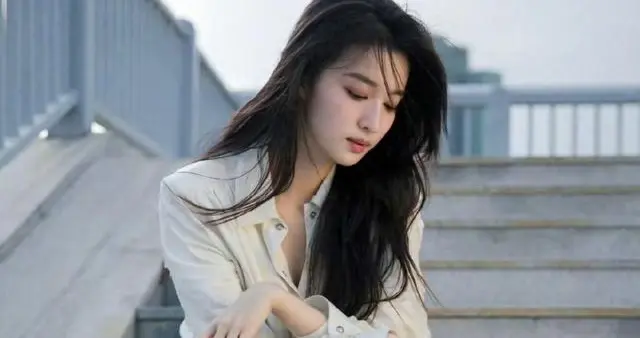 大个王楚然，身穿超短连衣裙，尽显大长腿好身材！