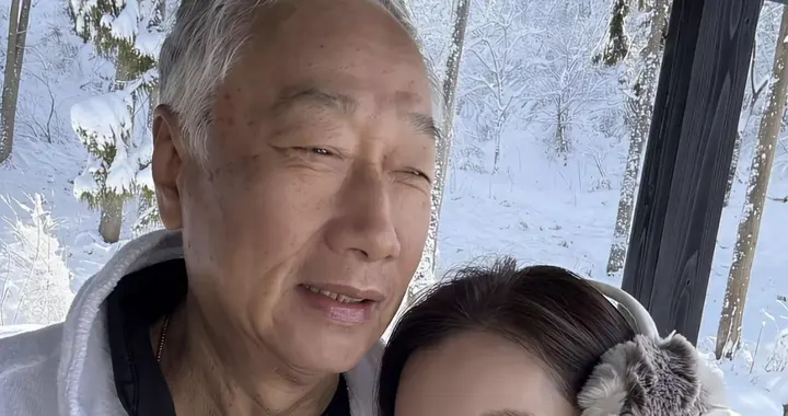 郭台铭满头白发，51岁娇妻怀中笑