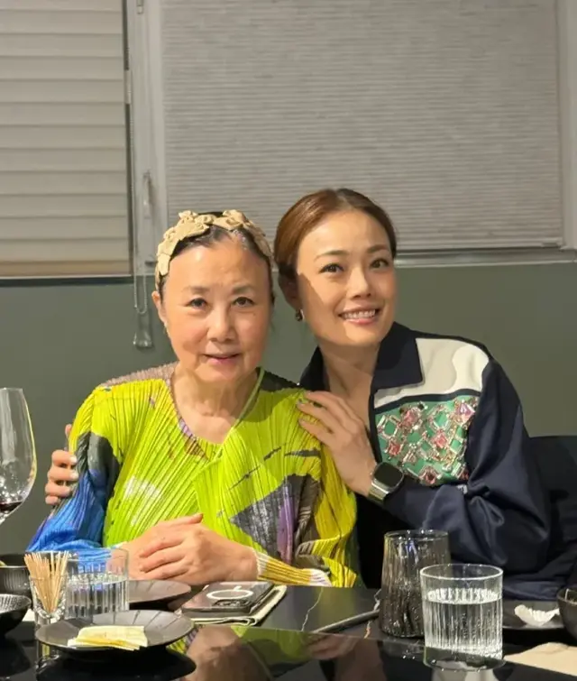 汪明荃头顶花白满脸皱纹太真实，虽然穿着花花绿绿，但是真的老了