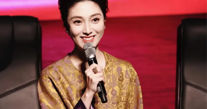 主持人何卿现场风采，美丽大方