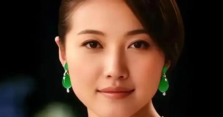 没想到，52岁颜丙燕官宣恋情才两个月，令人恶心的一幕就上演了