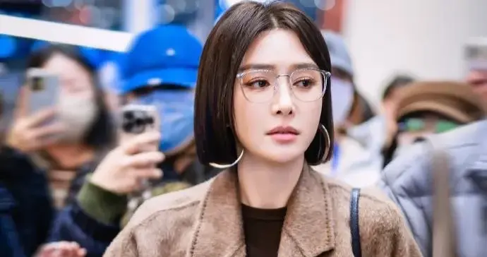 秦岚剪波波头短发真洋气！穿棕色大衣+针织衫+牛仔裤，时髦又高级