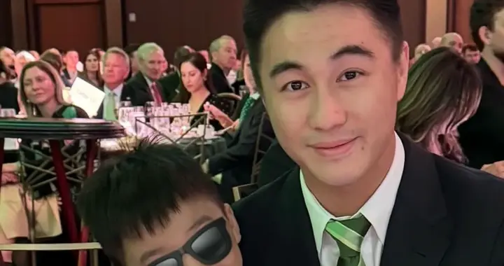 奚梦瑶夫妇带儿子出席晚宴，5岁何广燊身高优越，正脸很像何猷君