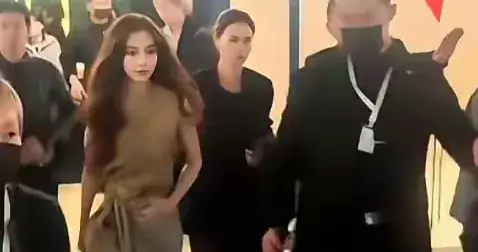 上海这夜，万茜撞脸杨澜，殷桃穿着睡袍，杨颖捂着肚子保镖呵斥人