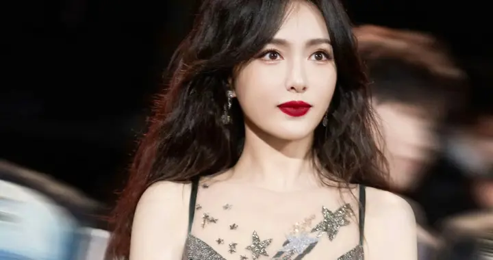 唐嫣，星光纱裙，浓颜妆造太有气质了 ???