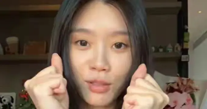 奚梦瑶素颜出镜超接地气，戴5个钻石手镯，被老公宠成公主