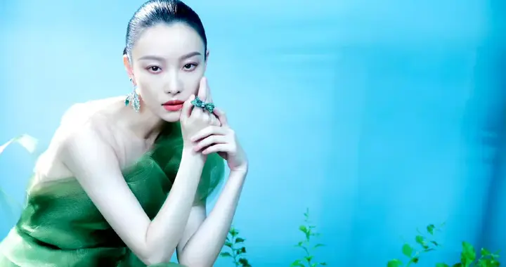 倪妮穿开叉绿裙拍摄烟雨朦胧大片