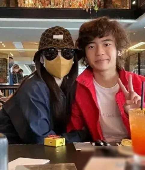 谢霆锋儿子恋上46岁女教练，疑似同居状态，原因关涉张柏芝