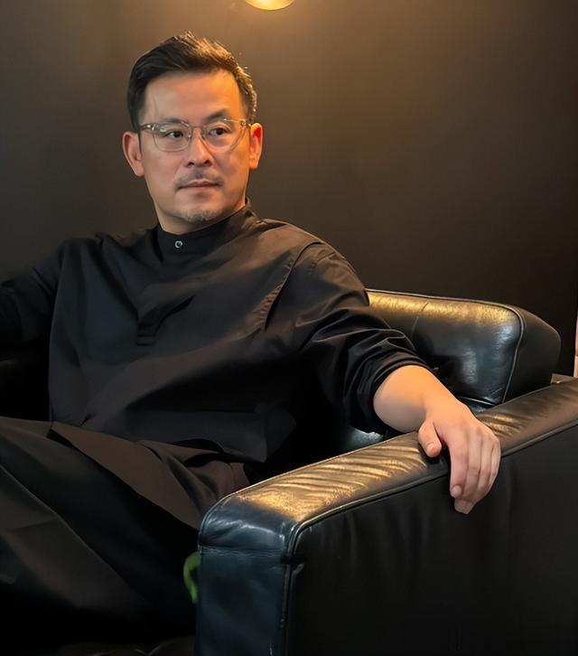 不建议中年男人留的这3种发型，看着洋气，实际很显老，太油腻