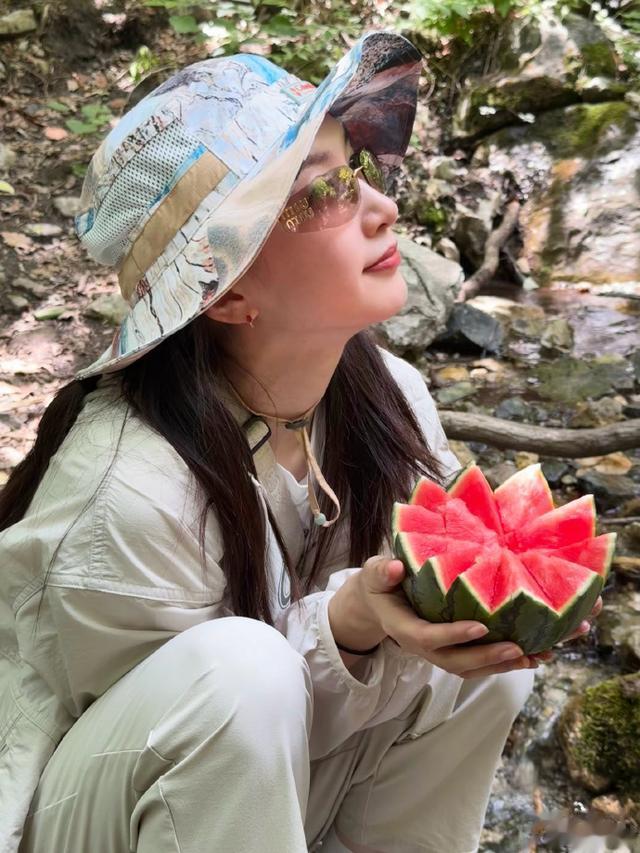 江疏影山中吃西瓜
