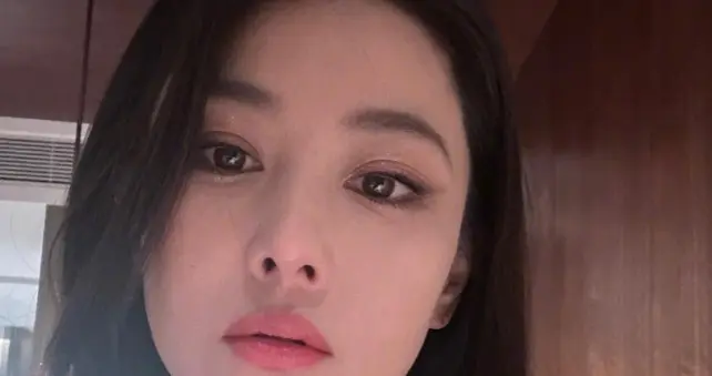 看了热搜上的张馨予，才明白她与何捷婚姻的真相，贾静雯真说对了