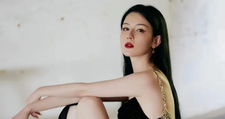 哈妮克孜，一组好看的光脚丫美腿裙装穿搭。