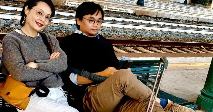 53岁袁立的家，屋内有很多藏品，还有一整墙的书