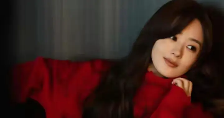 赵丽颖一袭红衣配微卷披肩长发，美得好耀眼