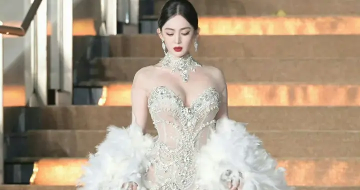 古力娜扎｜大美女的量感不在肉而在骨。框架舒展比例佳