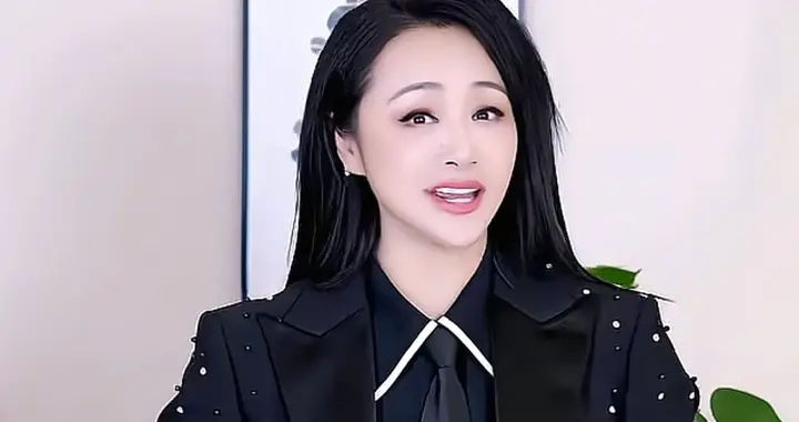 51岁曹颖最新穿搭：西装外套+超短裙，减龄又时髦，美得像35岁