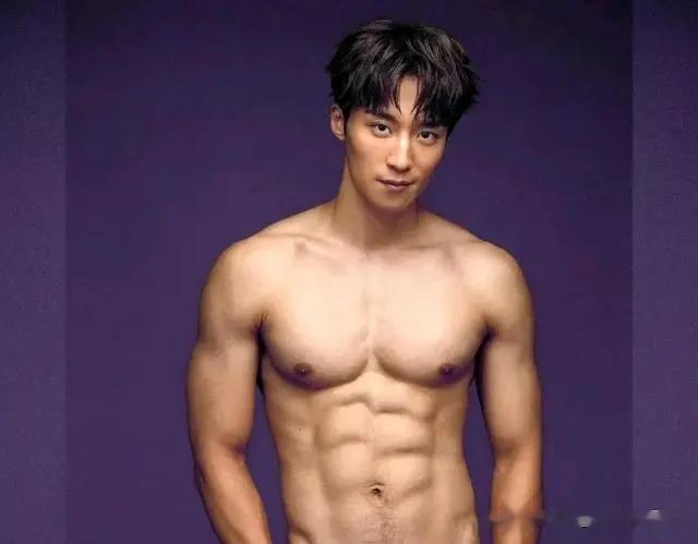 卞庆华来自中国台湾男演员，阳光帅气迷人，身材超级完美呢。