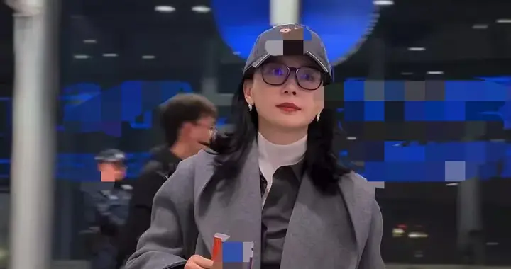 陈数真是中年女人的穿搭标杆！短款大衣+白色打底衫，高级又洋气