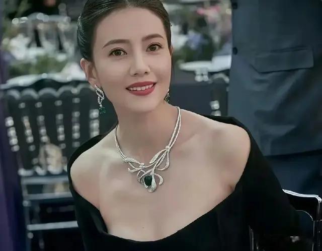 高圆圆真是豁出去了，巴黎晚宴领口开的比面盆都大，真怕兜不住