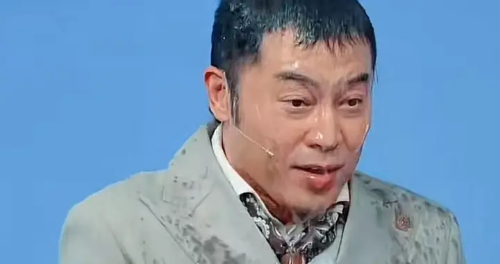 沙溢暴瘦后首录综艺播出，《王牌9》被水淋，避开镜头：秃了吗？