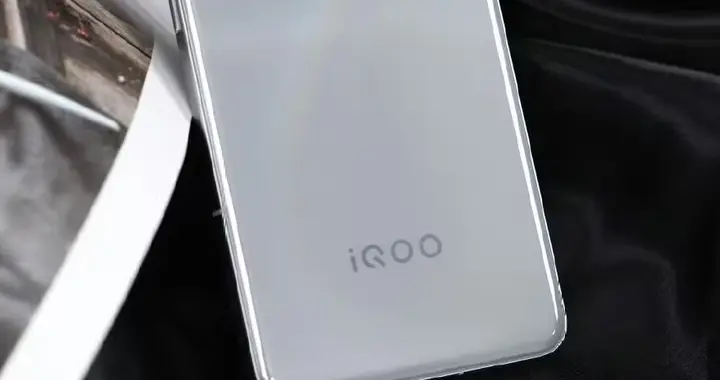 iQOO打響“價格戰”，315萬分+2K直屏+6150mAh+120W閃充